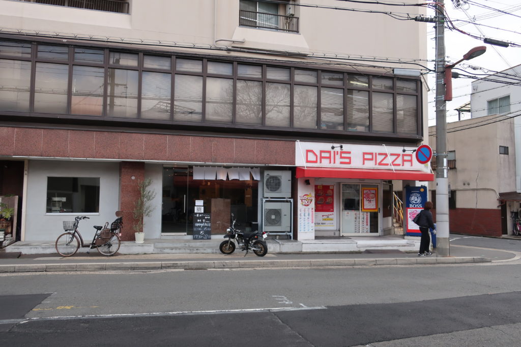 一乗寺のラーメン屋 麵屋聖(ひじり)はダイスピザの左側
