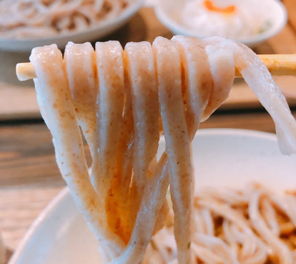六角堂近くでランチするならカレーうどんで有名な「<a href=
