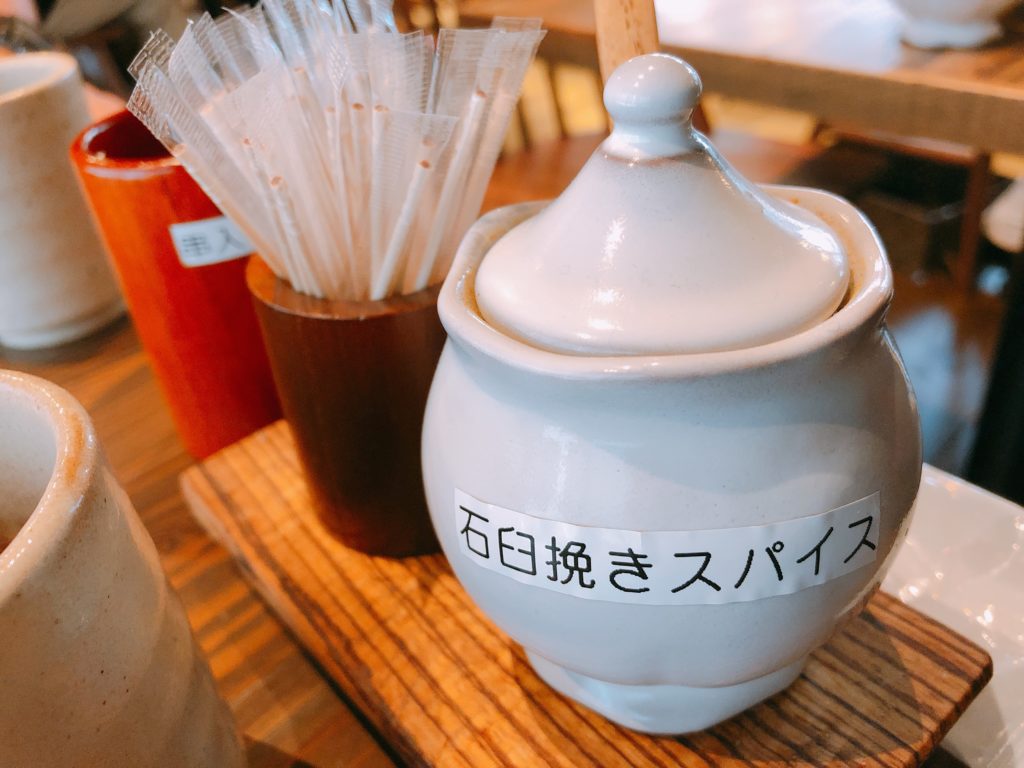 六角堂近くでランチするならカレーうどんで有名な「<a href=