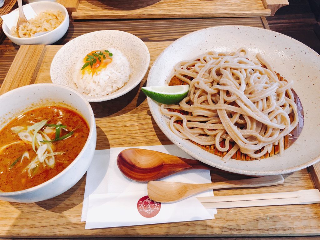 六角堂近くでランチするならカレーうどんで有名な「<a href=