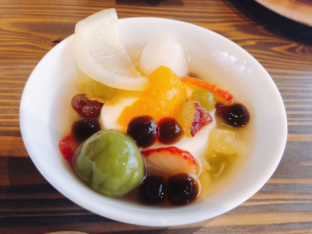 六角堂近くでランチするならカレーうどんで有名な「<a href=