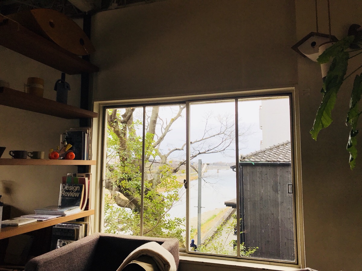 鴨川が見えるカフェ