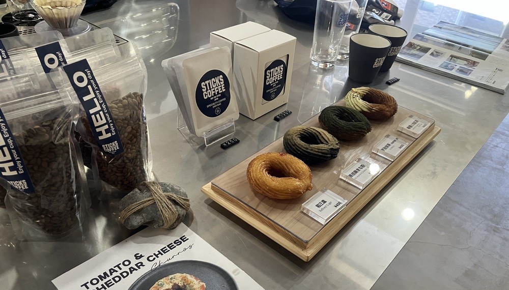 【京都グルメ】揚げたてチュロスとハンドドリップのコーヒーを楽しめる「Sticks Coffee 京都押小路」に行ってみた｜中京区