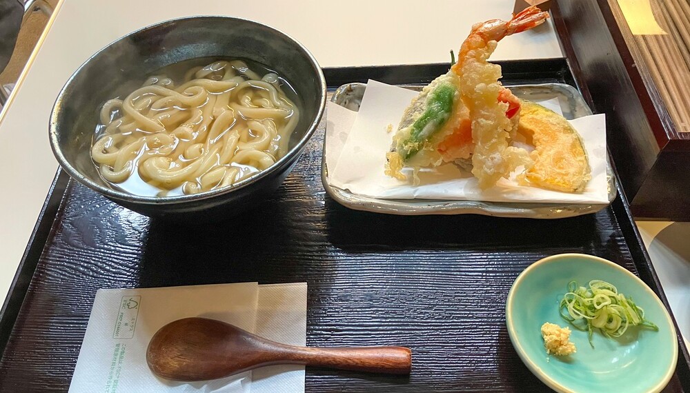 これだけの量があると「全部食べられるかな？」と一瞬不安になりましたが、油切れが良く全く重くないため、うどんと交互に食べているうちに、気づけばぺろりと平らげてしまいました。