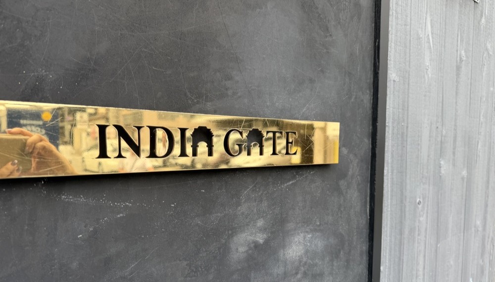 INDIA GATEの店名が記された入口の看板