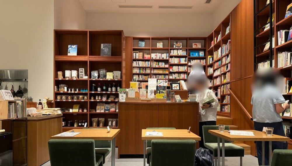 本棚や調味料が並ぶ本と野菜 OyOyの店内