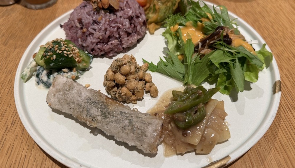 大豆のフムスや野菜料理を近くから見た季節の野菜プレート