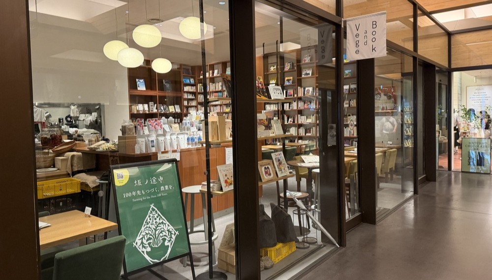 本と野菜 OyOyの入口と店内の様子
