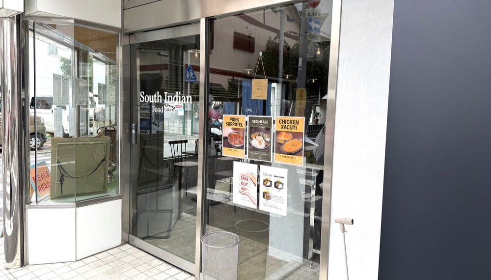 南インド料理店ANNEXのガラス張りの入口