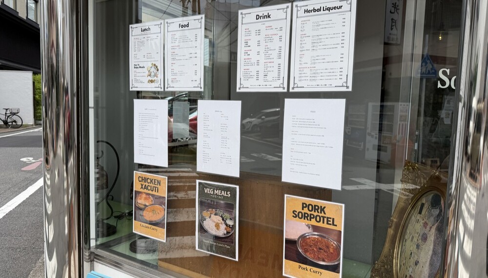ANNEXの窓に掲示された料理やドリンクのメニュー