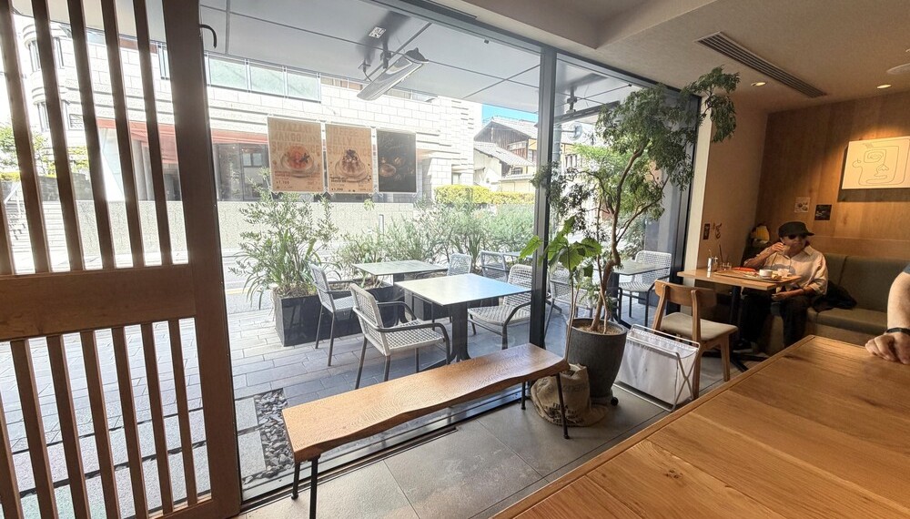 大きな窓と植物があるCommon Wellの店内