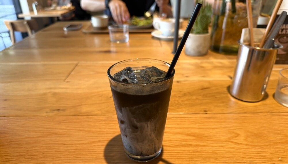 黒と白の層が見えるアイスチャコールラテ