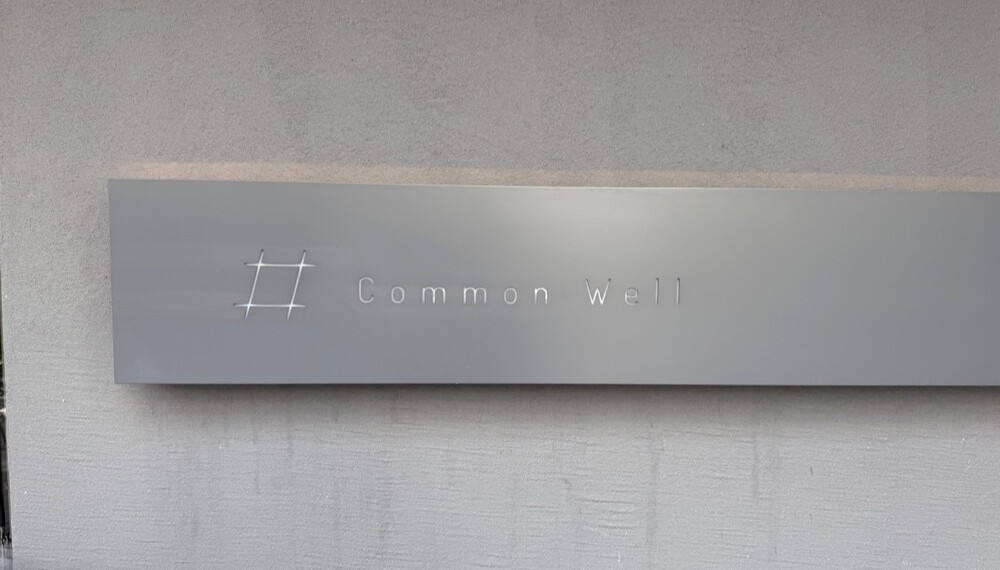 店外に掲げられたCommon Wellの看板