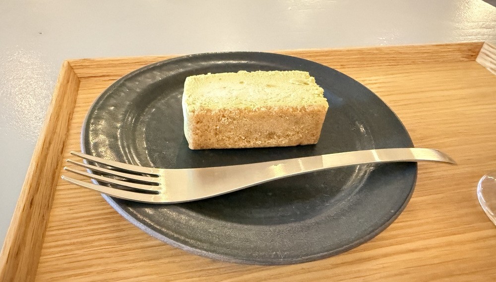 黒い皿に盛られた四角い煎茶チーズケーキ